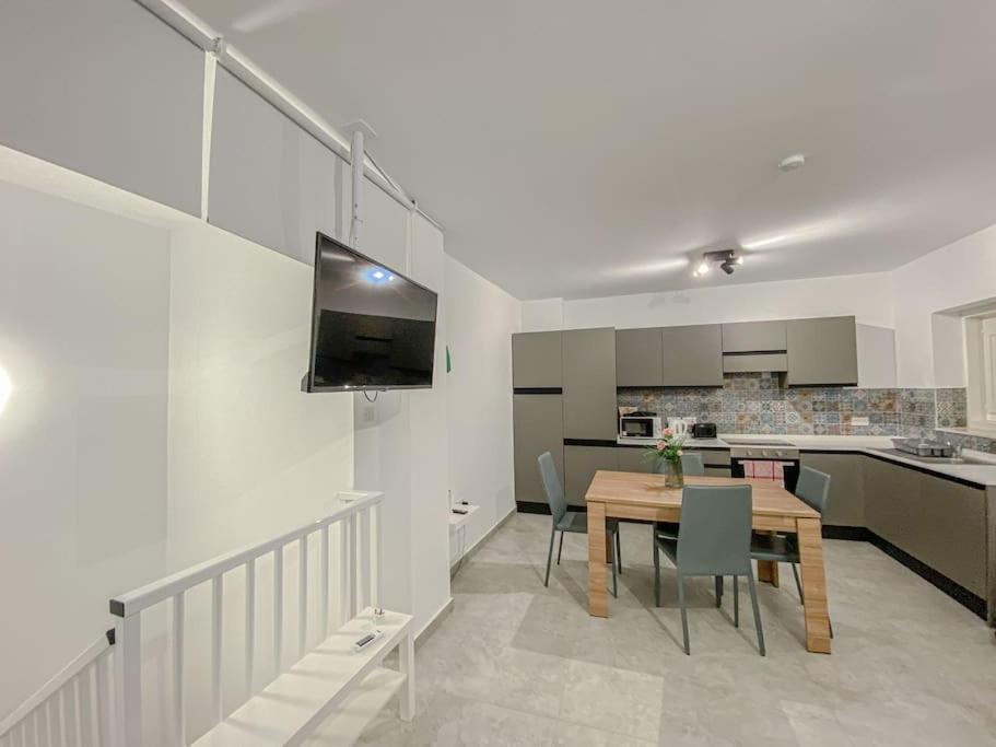 Designer Duplex Penthouse In Floriana Apartment Exterior photo